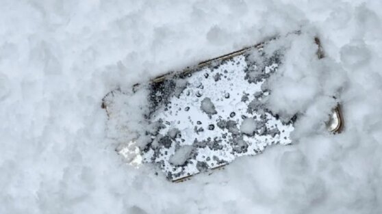 Что делать, если смартфон упал в сугроб: порядок действий