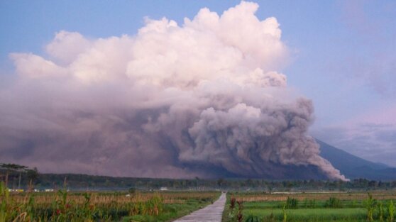 В Индонезии начал извергаться вулкан Семеру