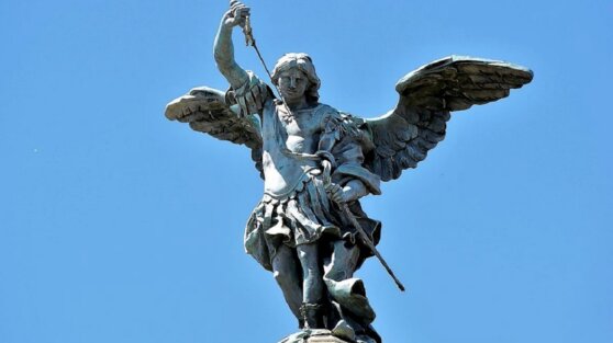 Пьяный вор споткнулся во время кражи статуи из церкви и был ранен мечом архангела