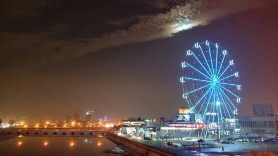 Россияне застряли в мороз на вершине колеса обозрения