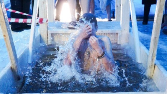 Россиянин едва не утонул в проруби на Крещение и попал на видео