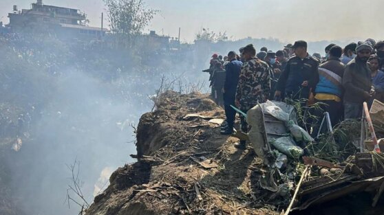 Момент крушения пассажирского самолета в Непале попал на видео