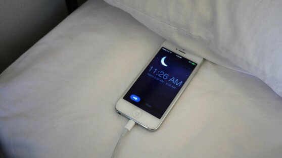 Почему нельзя оставлять смартфон под подушкой