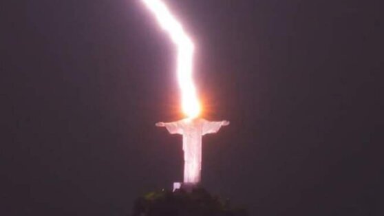 В Бразилии молния ударила в голову статуи Христа-Искупителя