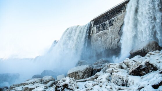 Женщина спрыгнула с обрыва на Ниагарском водопаде вместе со своим 5-летним сыном