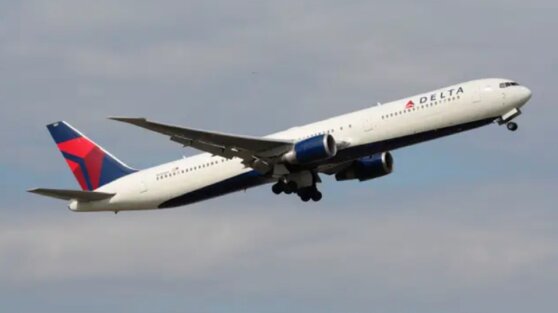 Самолет проехал фюзеляжем по взлетно-посадочной полосе