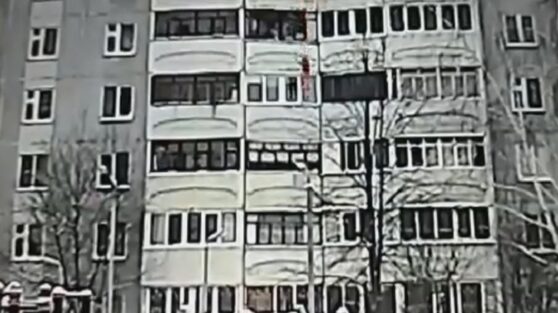 В Казани женщина спрыгнула с шестого этажа, встала и пошла домой