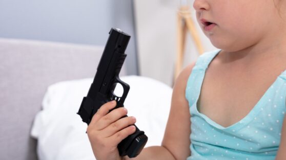 Трехлетняя девочка случайно убила свою сестру из пистолета