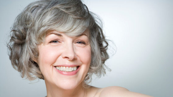 Звездные парикмахеры назвали способы улучшить состояние седых волос