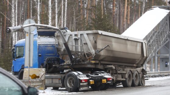 Грузовик обрушил пешеходный мост