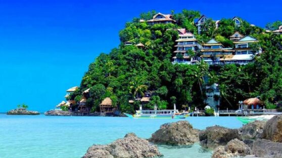 На популярном азиатском курорте россиян выгнали из кафе