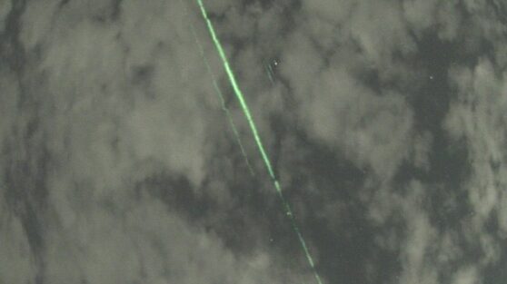 Астроном-любитель запечатлел лазерные лучи, отправленные из космоса на Землю