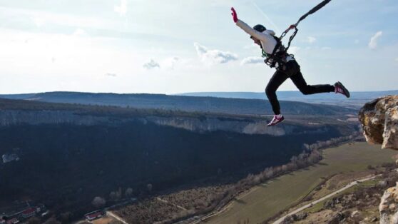 Россиянка захотела прыгнуть на веревке с высоты и упала в каньон