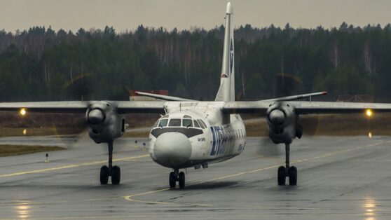Пассажирский самолет при посадке задел хвостом ВПП