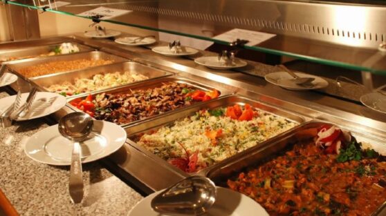 Туристка съездила в Египет и назвала опасные продукты на шведском столе