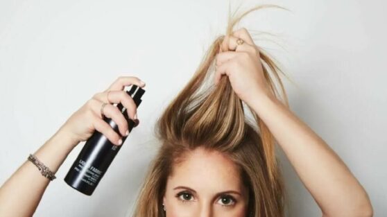 Врач рассказал об опасности сухих шампуней