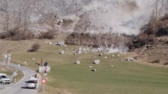 Крошечную деревню вот-вот раздавит падающая гора