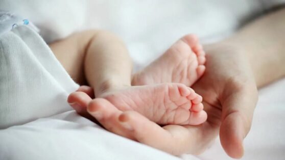 Врачи во время родов случайно оторвали ребенку голову, но пришили ее обратно