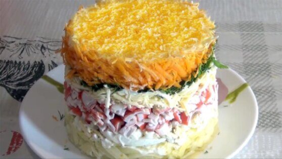 Слоеный салат с крабовыми палочками и морковью по-корейски за 30 минут