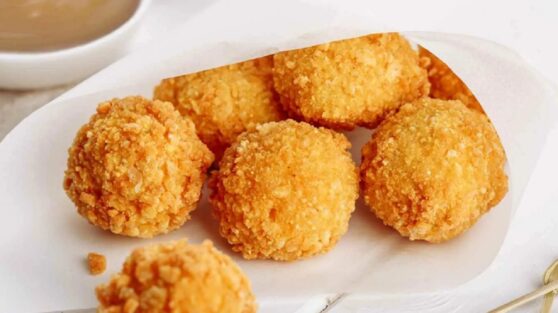 Сырные шарики в хрустящих чипсах за 30 минут