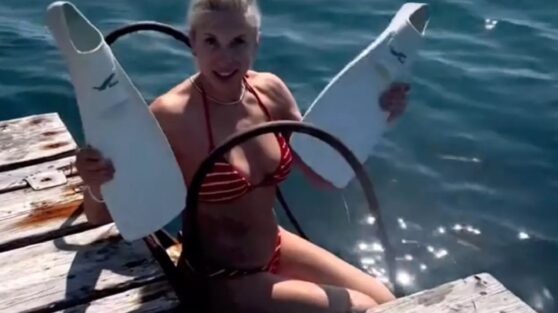 Алена Свиридова показала фигуру в купальнике