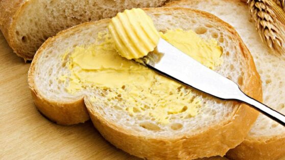 Врач рассказала, кому нельзя есть хлеб с маслом