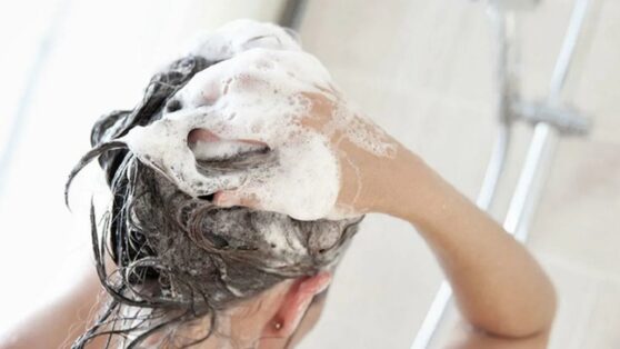 Девушка мыла голову раз в месяц и поделилась опытом