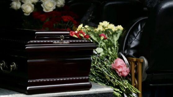 Мужчина инсценировал свою смерть и напугал скорбящих гостей появлением на похоронах