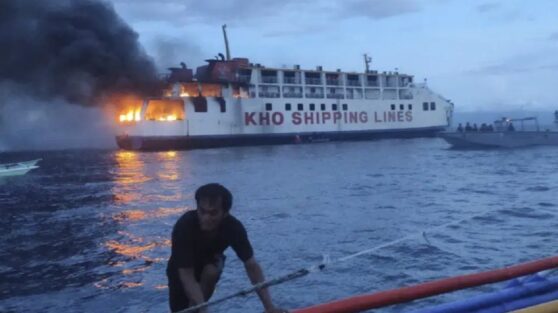 На Филиппинах загорелся паром с более чем сотней человек на борту