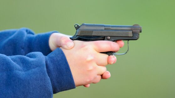 Двухлетний мальчик смертельно ранил свою беременную мать