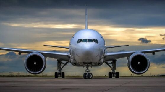 Самолет из Москвы сел с отказавшим двигателем