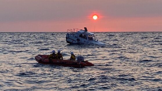 Поплывшие за пирогами на катере мужчины потерпели кораблекрушение