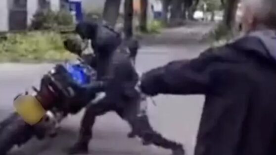 Вооруженные молотком воры оказались слишком слабы, чтобы угнать мотоцикл