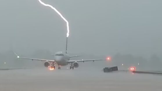 Молния ударила в пассажирский самолет после приземления