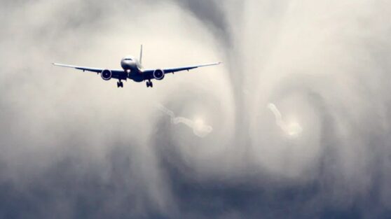 Последствия сильной турбулентности, покалечившей пассажиров, сняли на видео