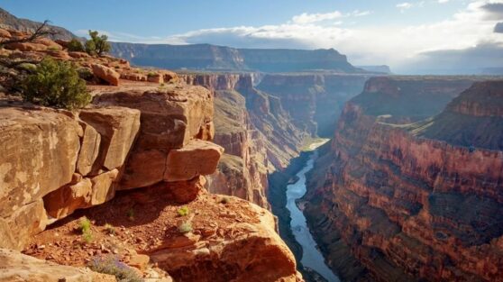 Подросток сорвался с 30-метровой скалы, но выжил