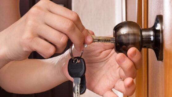 11-летняя девочка напилась с друзьями и разгромила квартиру отца 11-летняя девочка напилась с друзьями и разгромила квартиру отца