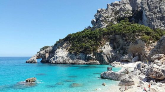 Турист в Европе взял камни с пляжа и нарвался на штраф