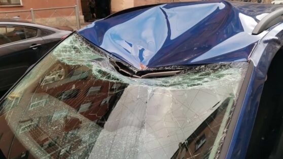 Женщина, выпавшая из окна на крышу автомобиля, заплатит за ущерб